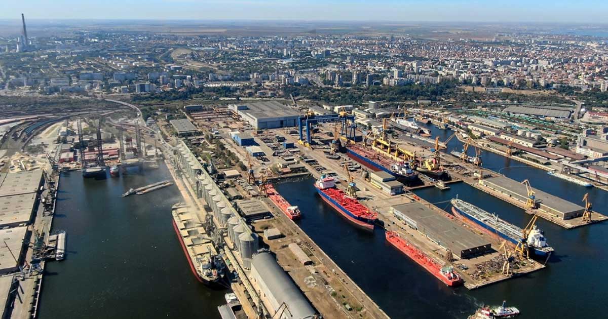 Portul Constanța văzut dinspre dane, zona în care a explodat drona maritimă pe 5 iunie 2026, cu nave și macarale în fundal