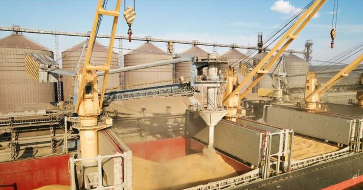 Vapor încărcat cu grâu într-un port, simbol al exporturilor de cereale ale României către Egipt, 2026