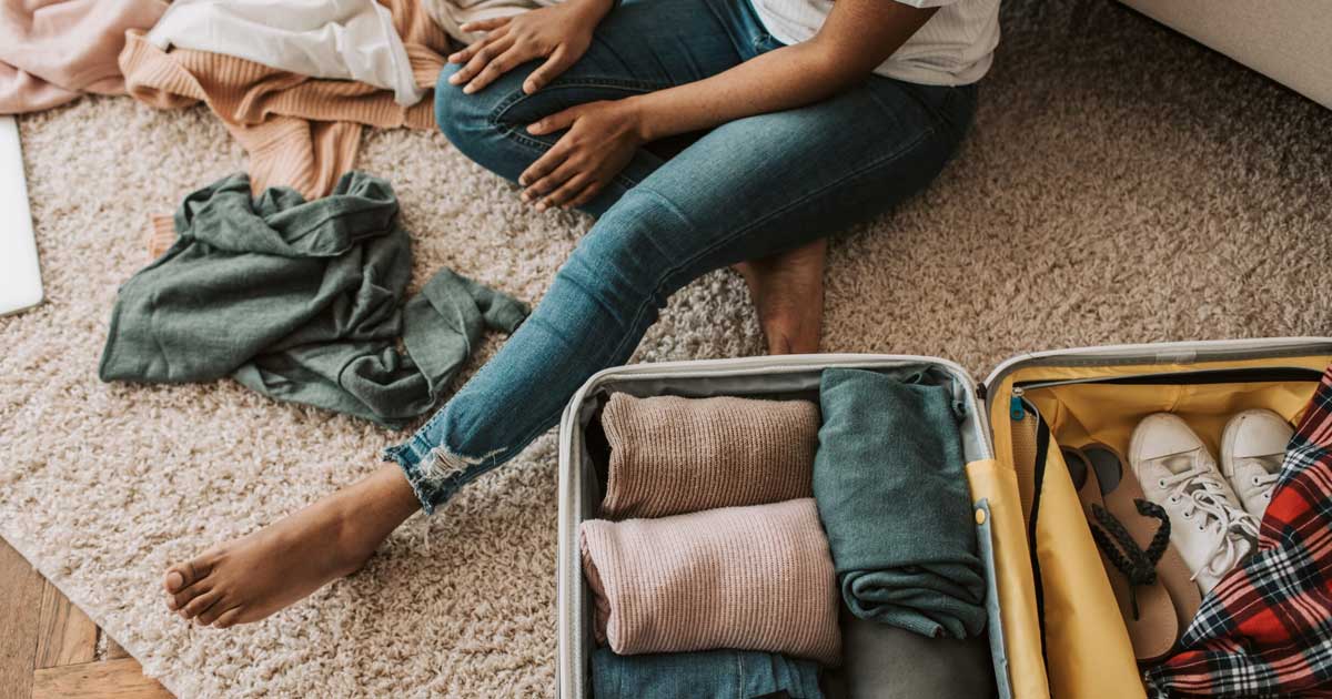 Familie română care își face bagajele pentru o vacanță, ilustrație pentru datele Eurostat privind concediile, 2026