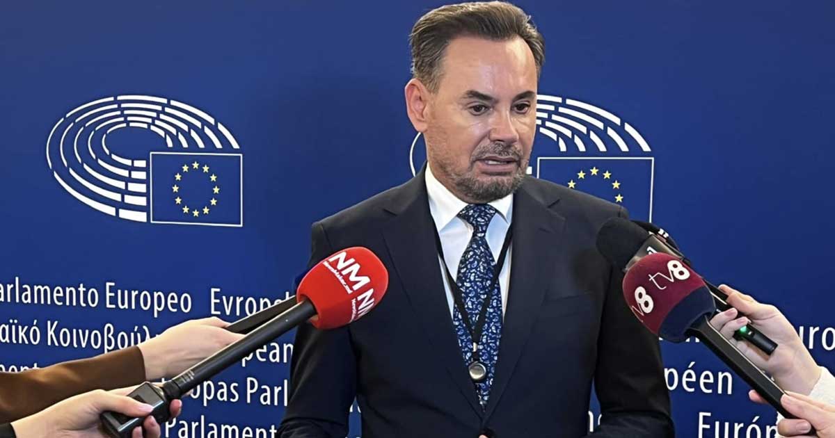 Gheorghe Falcă vorbind la un microfon în timpul unei declarații publice despre negocierile de guvernare, septembrie 2026