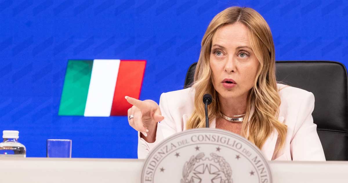 Giorgia Meloni vorbind la un eveniment al partidului Frații Italiei despre legea privind elevii străini, septembrie 2026