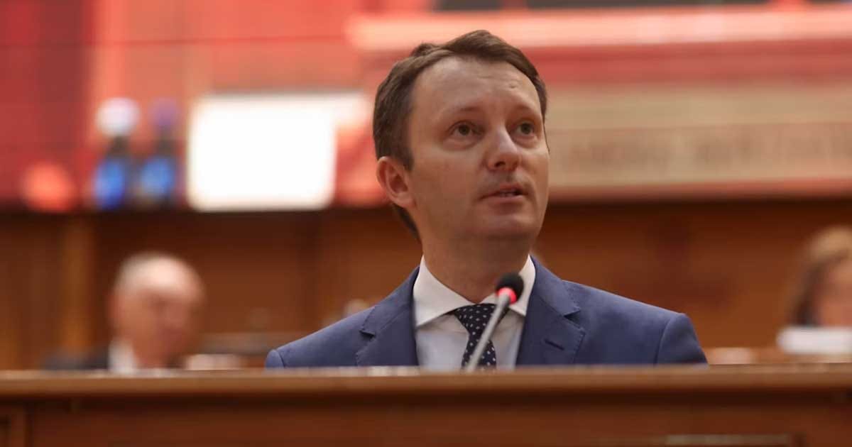 Siegfried Mureșan, premier desemnat, în plenul Parlamentului din București, înaintea votului de învestitură pentru Guvernul Mureșan, 30 septembrie 2026