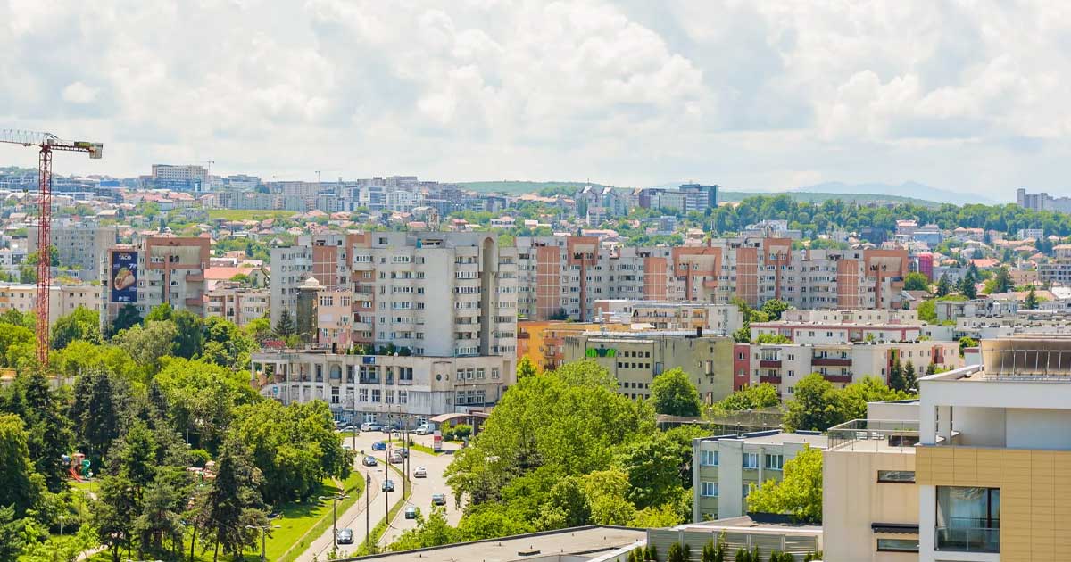 Bloc de locuințe într-un cartier din România, ilustrație pentru reforma impozitării la valoarea de piață, 2026