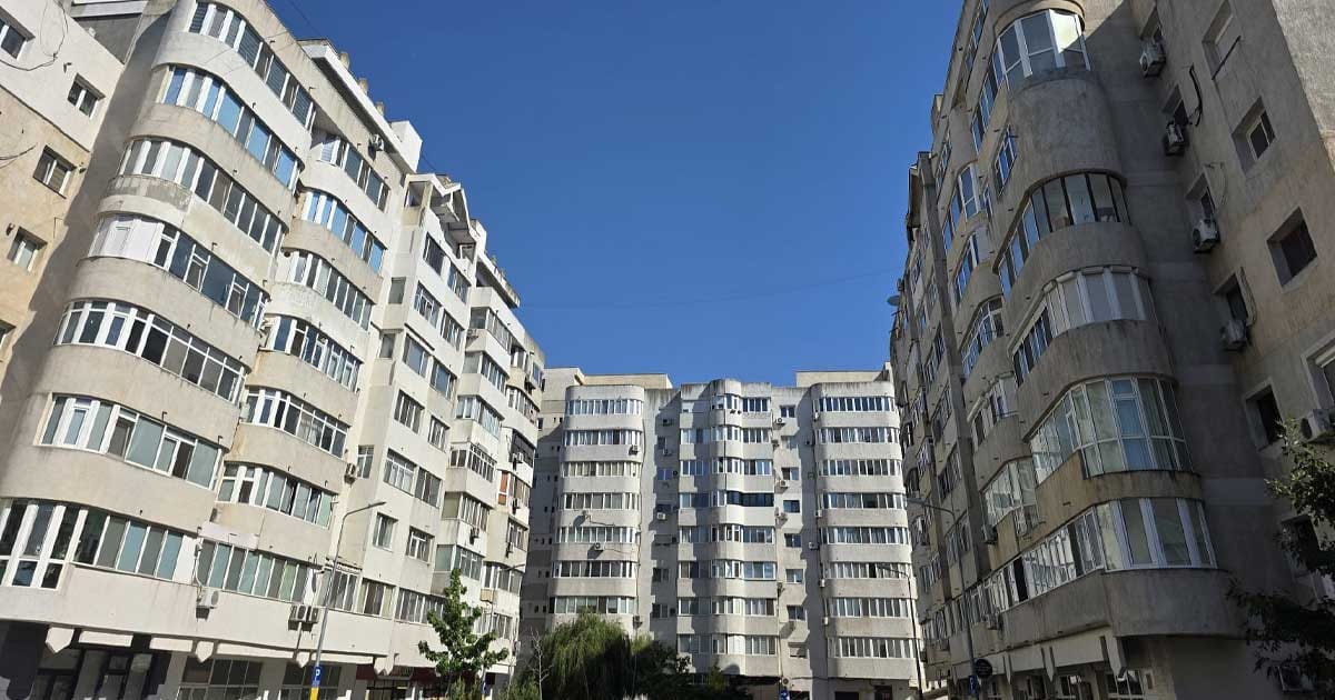 Blocuri de locuințe într-un oraș din România, în contextul impozitului pe locuință la valoarea de piață din 2027