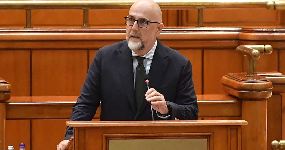 Kelemen Hunor, președintele UDMR, la tribuna Parlamentului în timpul discursului dinaintea votului pentru Guvernul Mureșan, 30 septembrie 2026