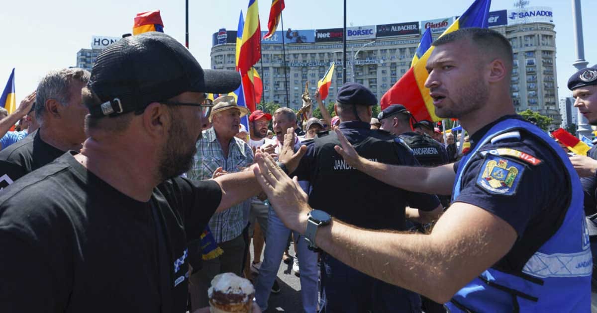 Jandarmi și protestatari în timpul incidentelor din Piața Victoriei, protestul ciobanilor, septembrie 2026