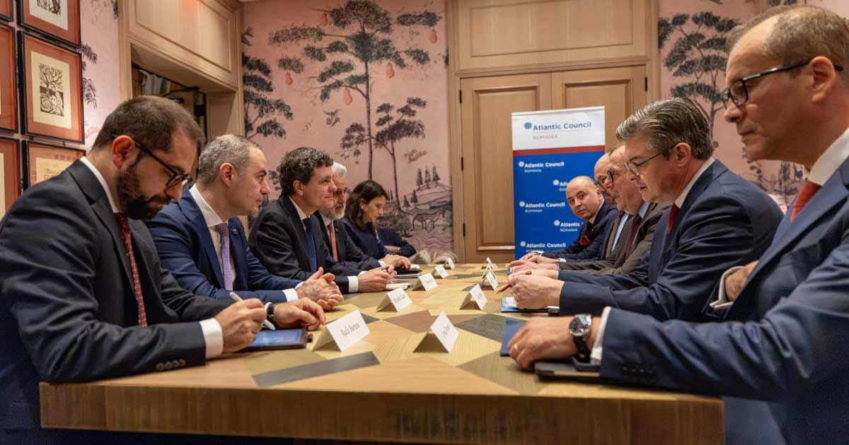 Președintele Nicușor Dan la un eveniment Atlantic Council din New York, discutând planul de infrastructură al României, septembrie 2026