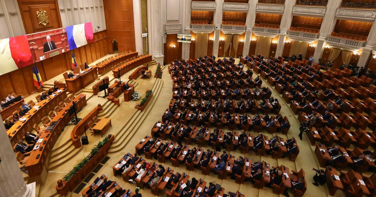 Deputați în sala de plen a Parlamentului României, numărătoarea voturilor pentru învestirea Guvernului Mureșan, septembrie 2026