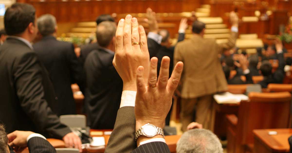 Mâini ridicate la vot în plenul Parlamentului României, în timpul dezbaterilor pe proiecte de lege, septembrie 2026