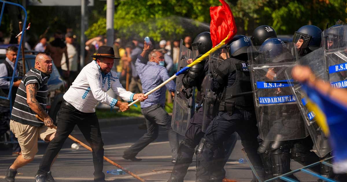 Jandarmi și protestatari în Piața Victoriei, București, în timpul violențelor de la protestul oierilor, septembrie 2026