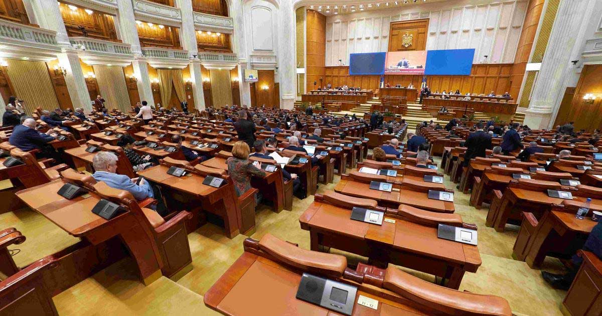 Plenul reunit al Camerei Deputaților și Senatului din București înaintea votului de învestitură pentru Guvernul Mureșan, septembrie 2026