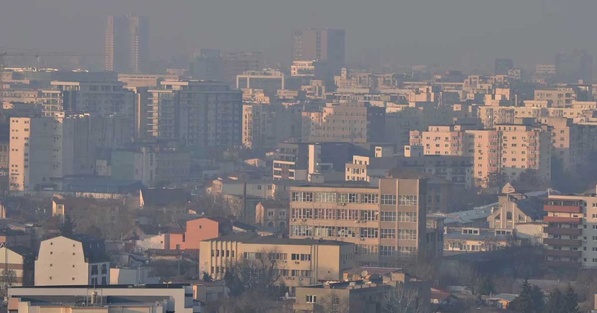 Smog deasupra Bucureștiului, ilustrație pentru avertismentul medical privind poluarea aerului, 2026