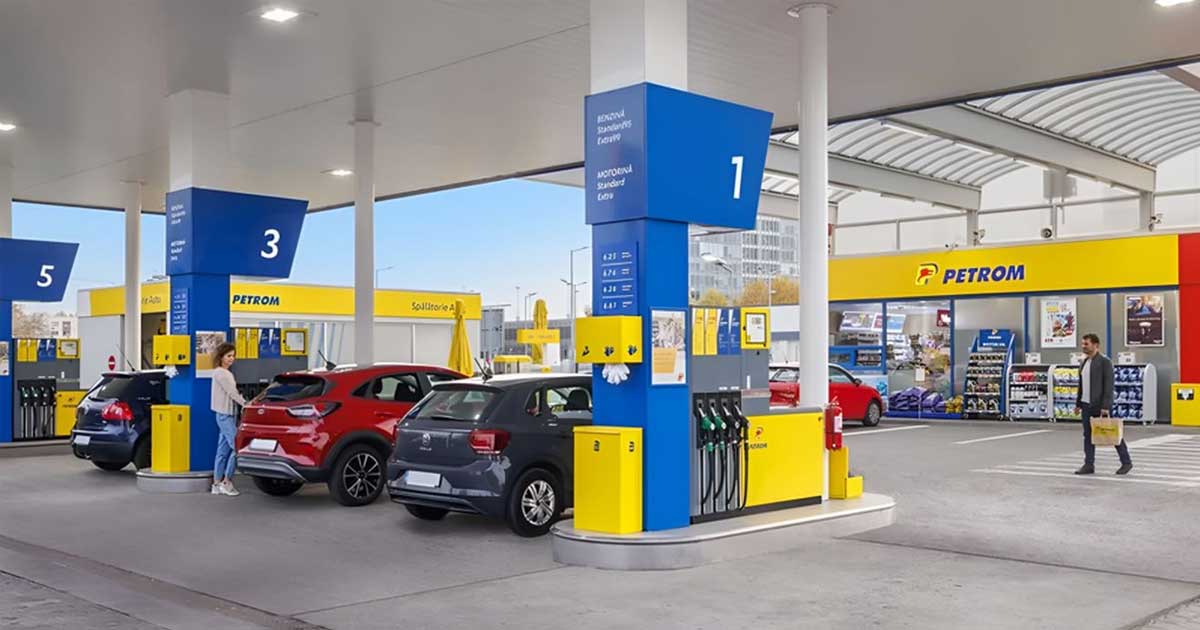 Pompă de combustibil la o benzinărie din România, afișaj cu prețul record al benzinei, septembrie 2026