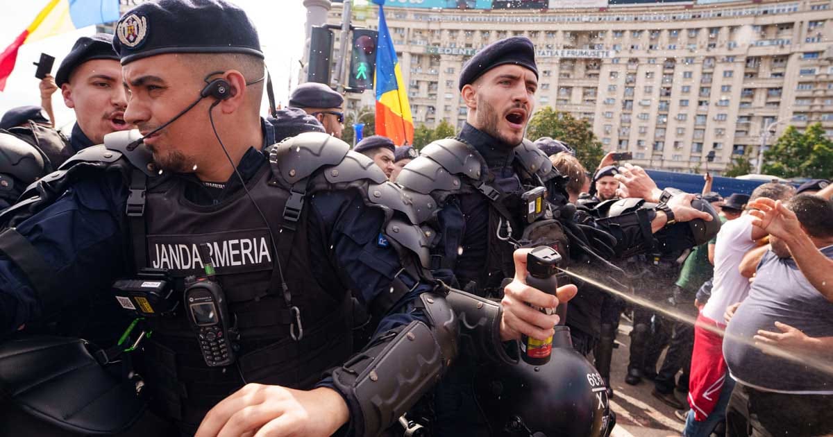 Jandarmi și protestatari în Piața Victoriei, în timpul confruntărilor de la protestul ciobanilor, septembrie 2026