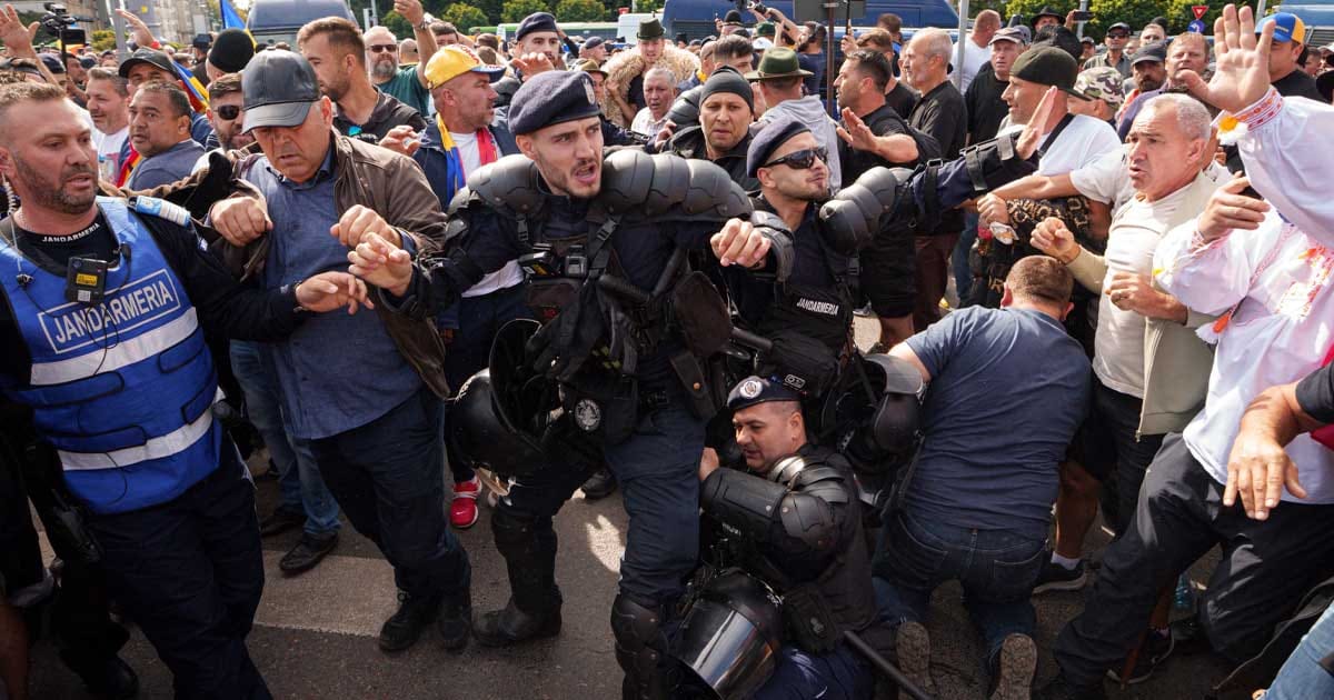 Jandarmi și protestatari în confruntări în Piața Victoriei, București, în timpul protestului oierilor din septembrie 2026