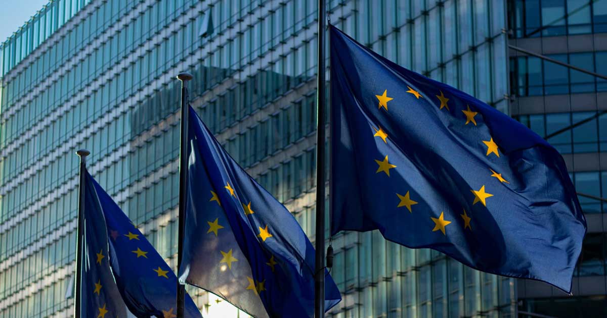 Steagul Uniunii Europene în fața clădirii instituțiilor de la Bruxelles, dezbatere privind votul cu majoritate calificată, 2026