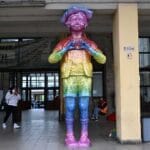 Statuia „Domnul Goe” din Ploiești, vopsită în curcubeu, stârnește un scandal politic