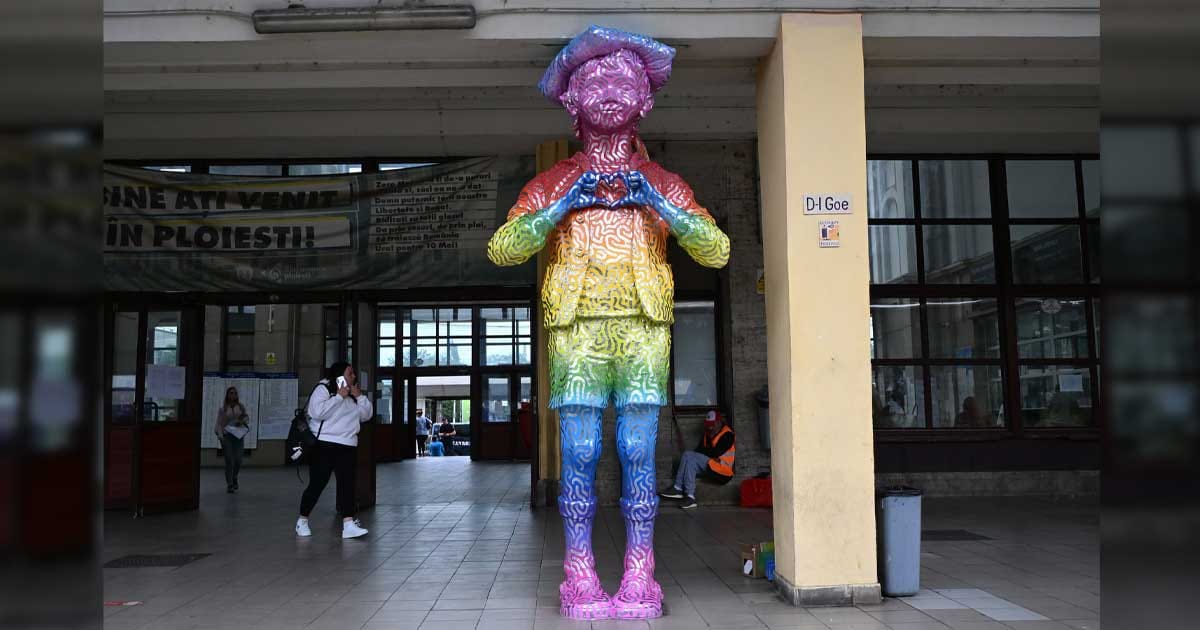 Statuia Domnul Goe vopsită în culorile curcubeului, Gara de Sud, Ploiești, septembrie 2026