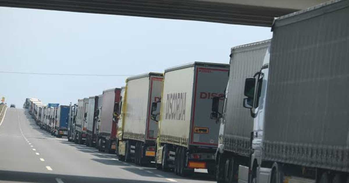Camioane pe autostradă în România, înaintea introducerii sistemului TollRo de taxare pe kilometru, septembrie 2026