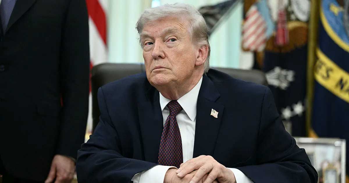 Donald Trump vorbind în fața presei despre decizia privind reluarea atacurilor militare împotriva Iranului, septembrie 2026