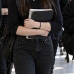 Uniforma școlară obligatorie: elevii protestează în negru înaintea votului final