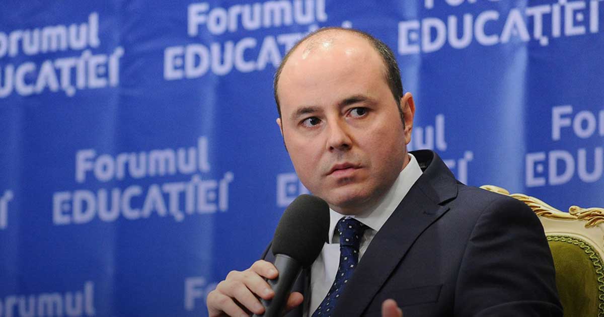 Alexandru Muraru, vicepreședinte PNL, vorbește în fața jurnaliștilor despre relația dintre liberali și social-democrați