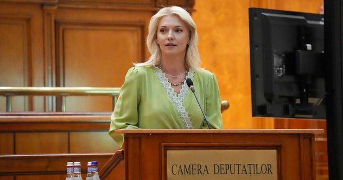 Alina Gorghiu, deputată PNL, vorbind în fața jurnaliștilor despre riscul alegerilor anticipate pentru liberali, în Parlamentul României