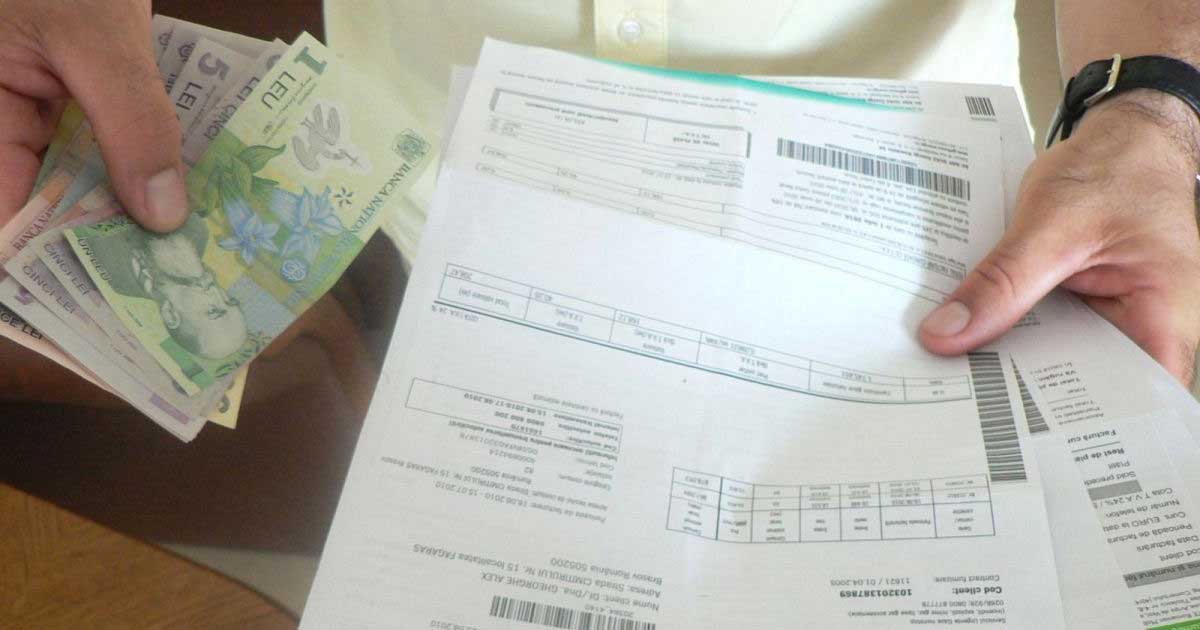 Client care citește factura de energie electrică și gaze, pregătind o plângere către furnizor în baza ordinului ANRE