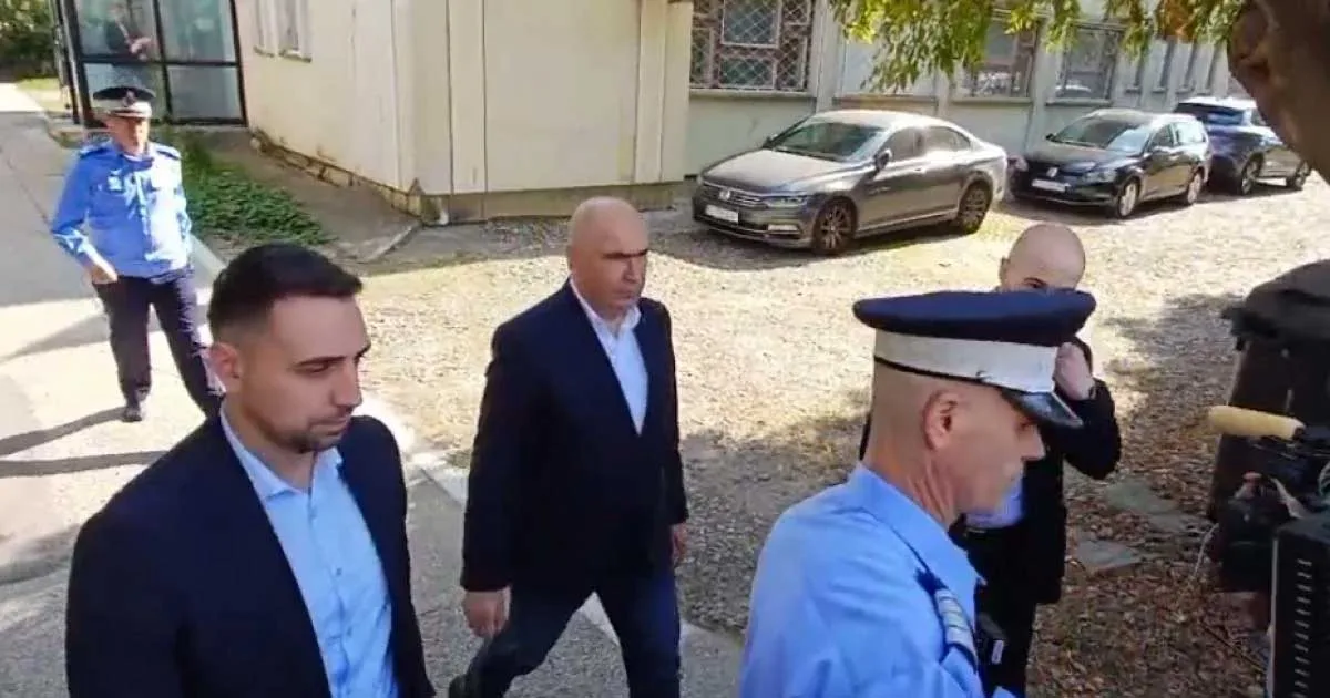 Premierul interimar Ilie Bolojan părăsește sediul DNA Iași după audierea ca martor în dosarul Bogos, 2 octombrie 2026