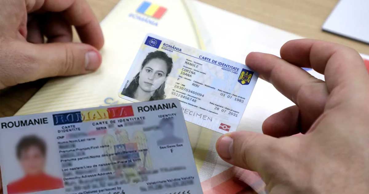 Cartea electronică de identitate și buletinul vechi model 1997 așezate pe un birou, cu cardul cu cip în prim-plan
