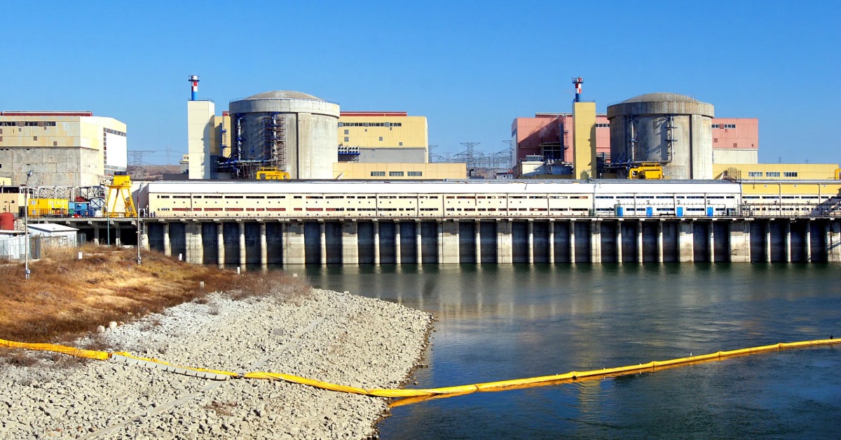 Centrala nucleară de la Cernavodă, văzută de pe malul Dunării, a cărei unitate 1 este oprită din cauza nivelului scăzut al apei
