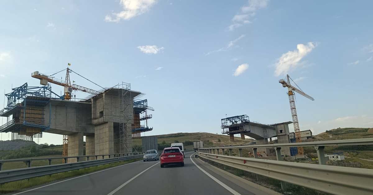 Șantierul Autostrăzii Transilvania, proiect început prin contractul Bechtel din 2003, cu viaducte în construcție în județul Cluj, septembrie 2026
