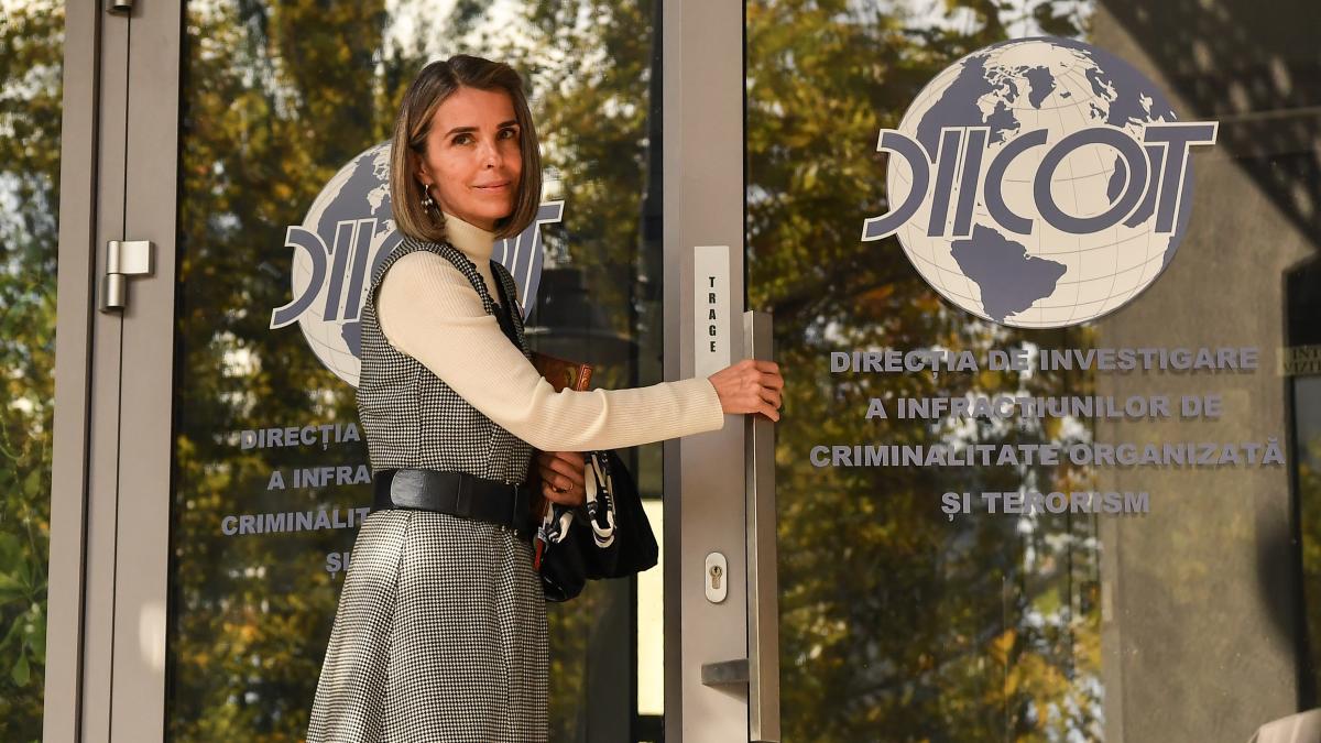 Cristela Georgescu face declarații presei la ieșirea de la sediul DIICOT din București, după percheziția informatică din dosarul soțului