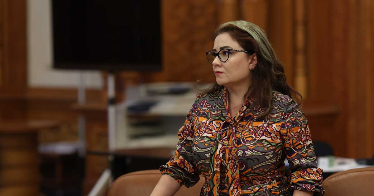 Cristina Trăilă, fostă secretară generală adjunctă a Guvernului, la ieșirea de la sediul DNA Iași, după noua audiere în dosarul Fănel Bogos