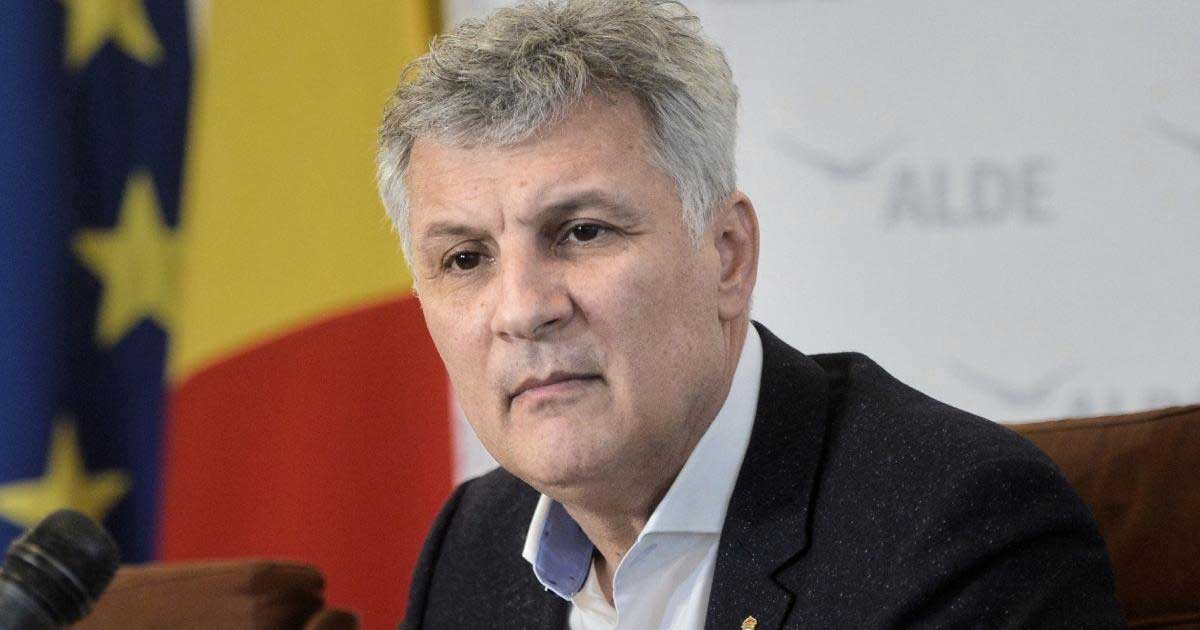 Daniel Zamfir, liderul senatorilor PSD, în sala Senatului, în timp ce vorbește despre coaliția cu PNL și Ilie Bolojan