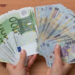 Leul continuă să se deprecieze după maximul istoric al euro
