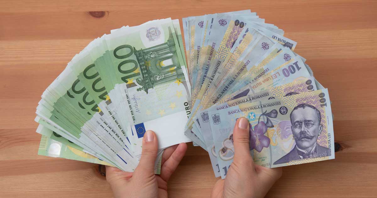 Bancnote de euro și lei, ilustrație pentru deprecierea leului la un nou maxim istoric al euro, octombrie 2026