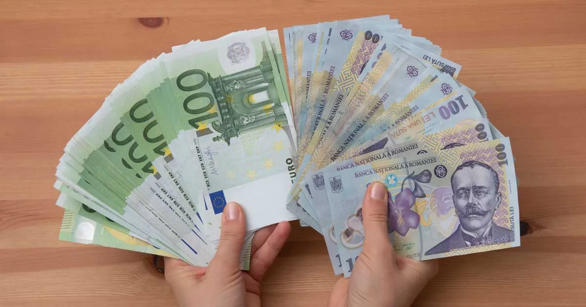 Bancnote de euro și lei, ilustrație pentru deprecierea leului la un nou maxim istoric al euro, octombrie 2026
