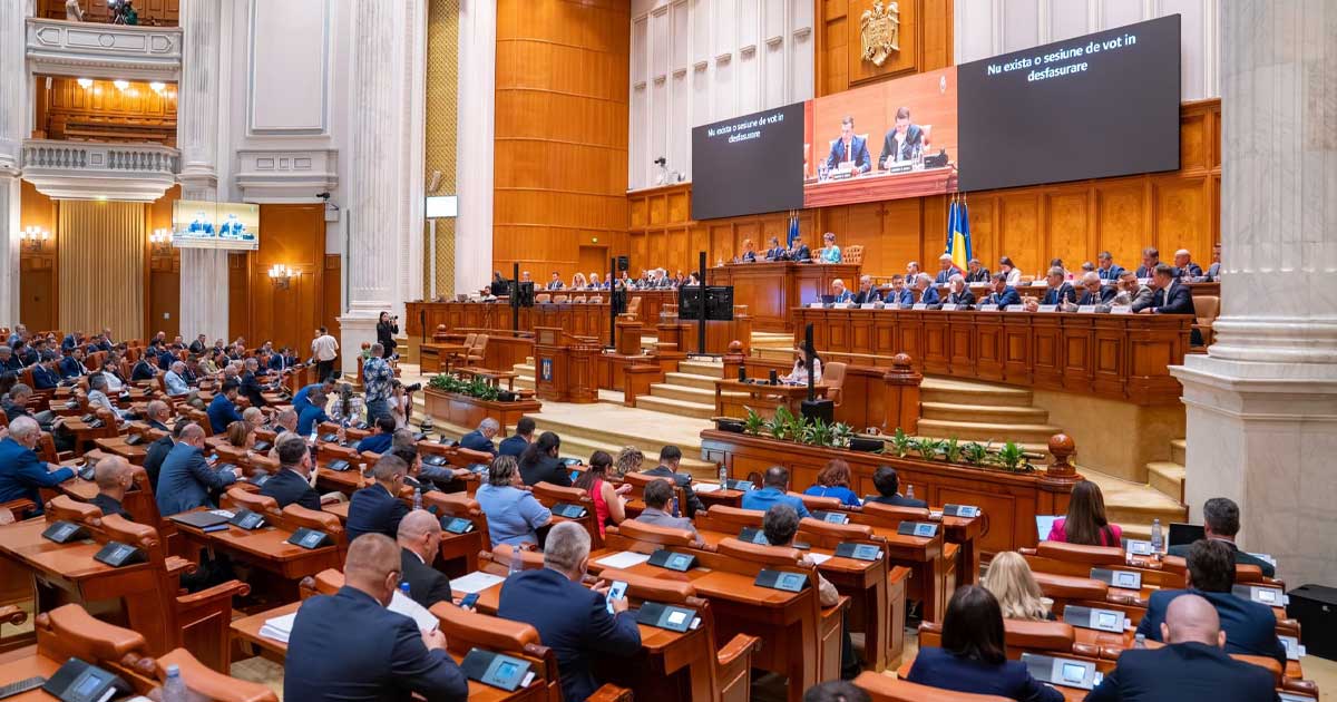 Sala de plen a Senatului României unde a fost depus proiectul privind dezincriminarea consumului de droguri, cu senatori la pupitre