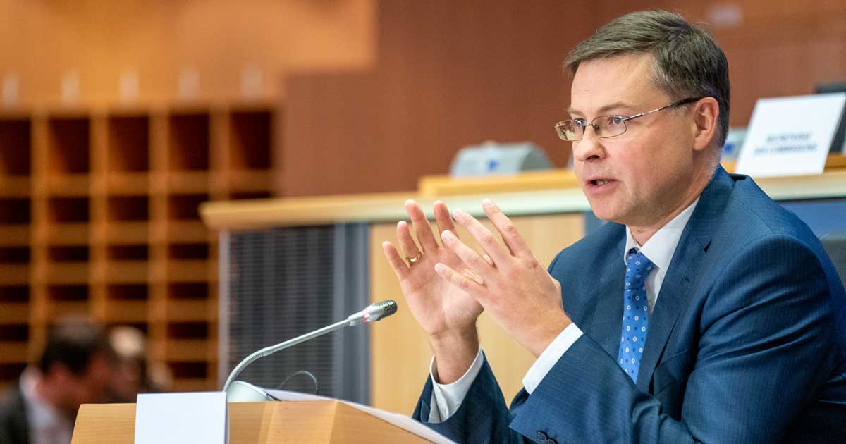 Valdis Dombrovskis, comisar european pentru economie, la o conferință de presă după reuniunea miniștrilor de finanțe din zona euro la Luxemburg