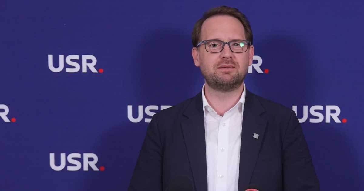 Dominic Fritz, președintele USR, în fața unui microfon, după decizia Înaltei Curți privind conflictul de interese