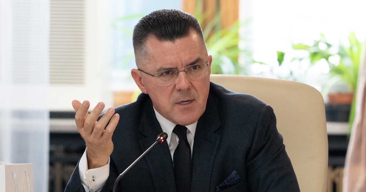 Dan Dungaciu vorbește la un platou de televiziune despre comisia PSD privind alegerile anticipate din România