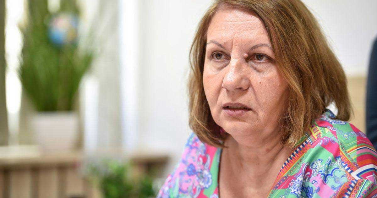 Elena Mateescu, directorul general al ANM, vorbind la un microfon în timpul unei declarații despre cardurile instituției