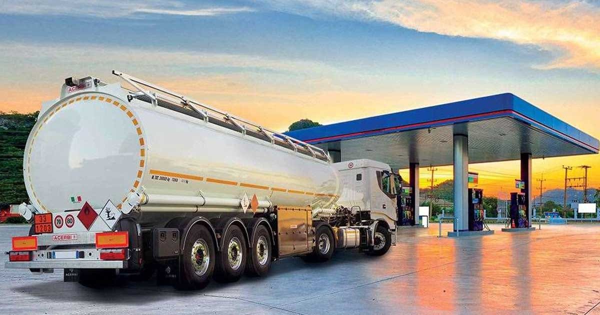 Cisterne cu motorină într-un terminal petrolier, simbol al disputei dintre SUA și Europa privind exporturile de motorină, octombrie 2026