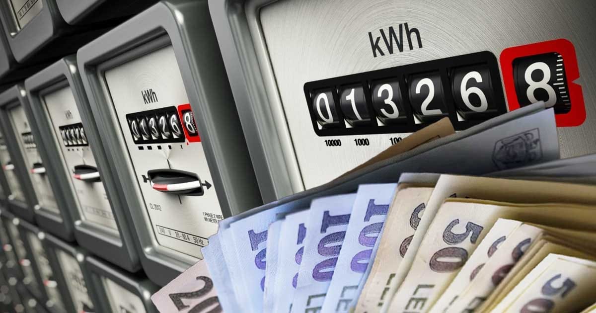 Factură la energie electrică și calculator pe o masă, simbol pentru sărăcia energetică a gospodăriilor din România, octombrie 2026