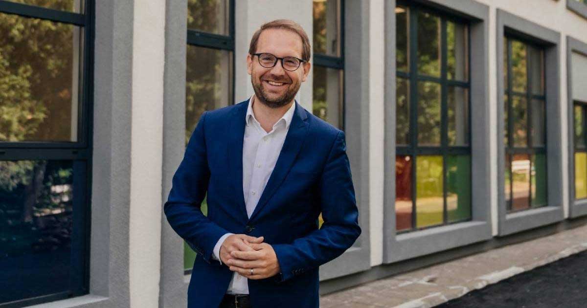 Dominic Fritz, președintele USR, vorbește la sediul partidului despre postul de asistent executiv pentru cabinetul său