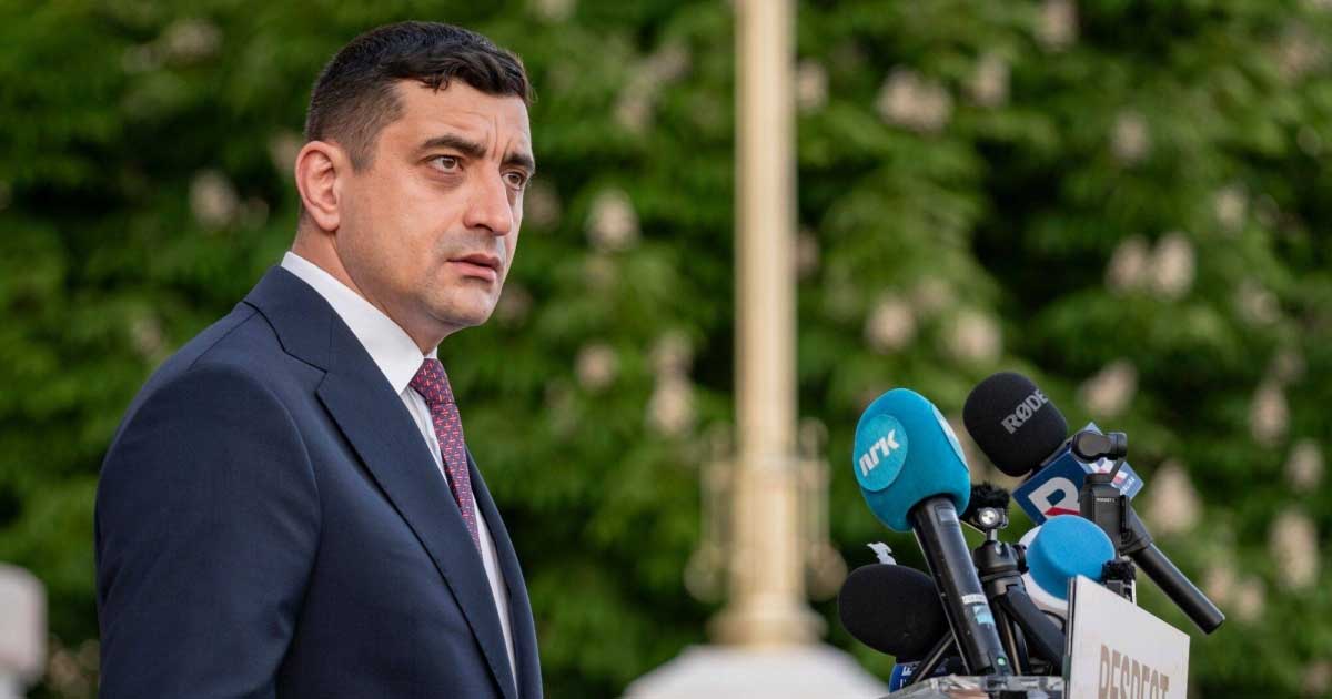 George Simion, liderul AUR, vorbește despre arestul la domiciliu al lui Călin Georgescu în fața microfoanelor, la București