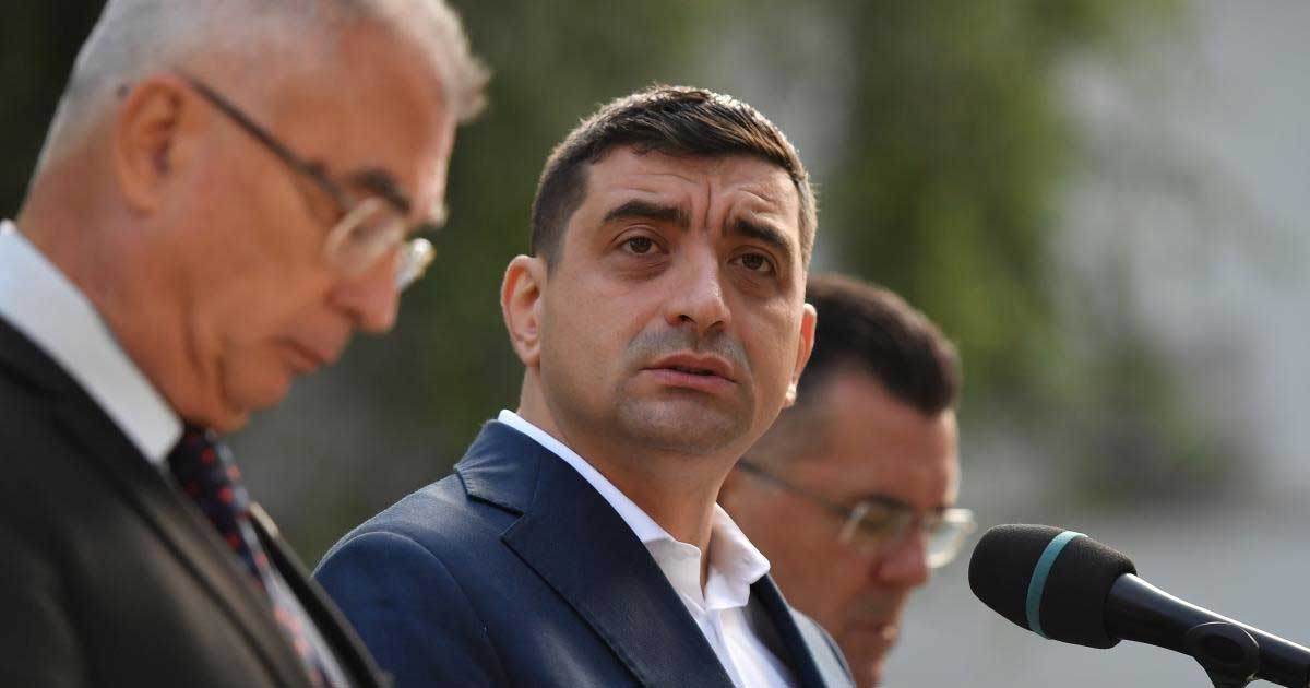 George Simion, liderul AUR, vorbind în fața jurnaliștilor despre acuzațiile privind dosarul Bogoș și presupusele interceptări