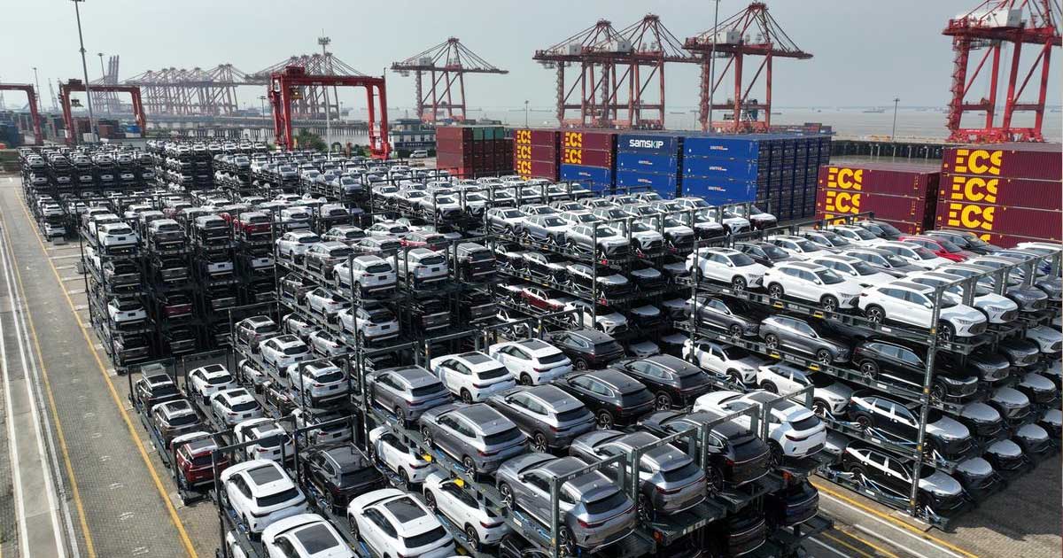 Vehicule hibride chinezești pregătite pentru export într-un terminal portuar, în contextul plafonului UE pentru importurile de mașini