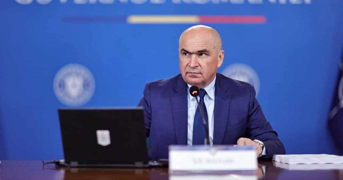 Ilie Bolojan, liderul PNL, vorbește la microfon despre condițiile liberalilor pentru negocierile privind formarea noului Guvern la București